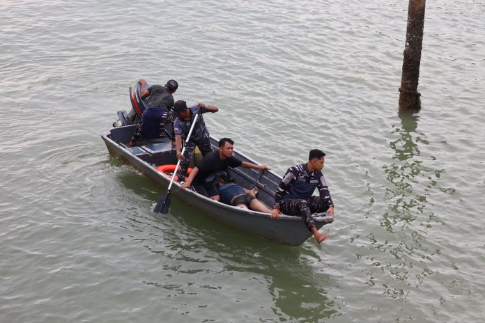 TNI AL berhasil evakuasi jenazah pemancing. Foto : ist