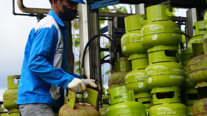 Petugas Pertamina menyusun Gas 3 Kg. Pertamina menjamin pasokan gas subsidi ini aman Jelang Idul Adha. Foto : ist