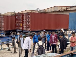 BP Batam sebelumnya sempat mengukur ROW 30 atau jalan umum yang dipakai oleh para tenant sebagai tempat parkir alat bberat. Foto : ist