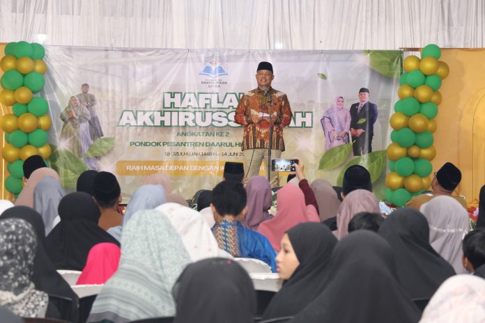 Ketua DPRD Provinsi Kepri Iman Sutiawan memberikan motivasi kepada para santri di pompes Darul Hikam. Foto : ist