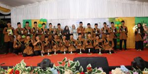 Foto bersama Ketua DPRD Provinsi Kepri Imqn Sutiawan bersama santri Darul Hikam. Foto : is