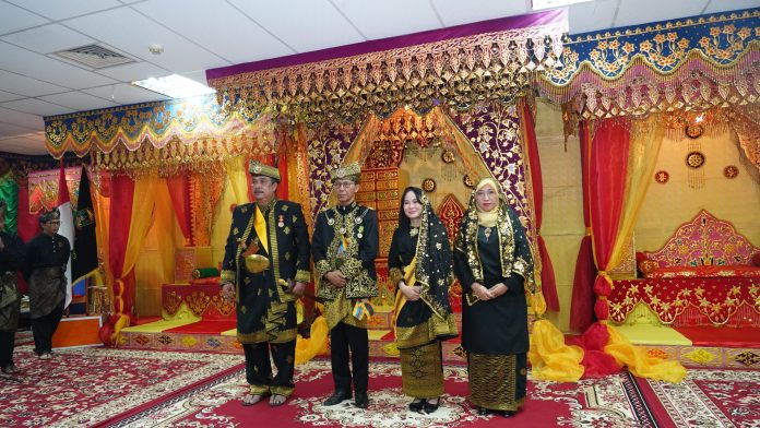 Ketua LAM Kepri, Walikota/Kepala BP Batam (Dato' Setia Amanah) Amsakar Achmad, Wakil Walikota Batam/Wakil Kepala BP Batam (Dato' Setia Amanah) Li Claudia Chandra dan istri Ketua LAM Kepri. Foto : ist