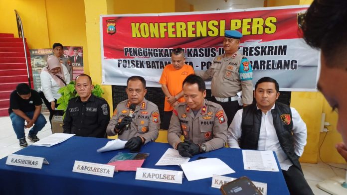 Kapolresta Barelang Kombes Pol Zaenal Arifin ungkap DS tersangka pengiriman PMI ilegal saat konferensi pers di Mapolsek Batam Kota. Foto : ubay