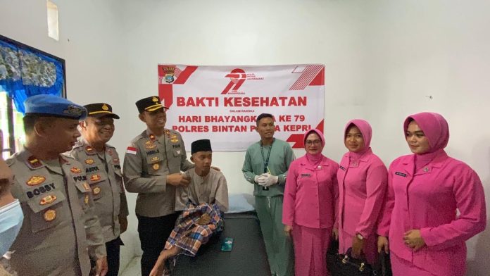 Wakapolres Bintan Kompol Eri Sujati, didampingi Pejabat Utama (PJU) Polres Bintan, Kapolsek Tambelan, serta anggota Polsek Tambelan menggelar sunatan massal dalam rangka HUT Bhayangkara. Foto : ist