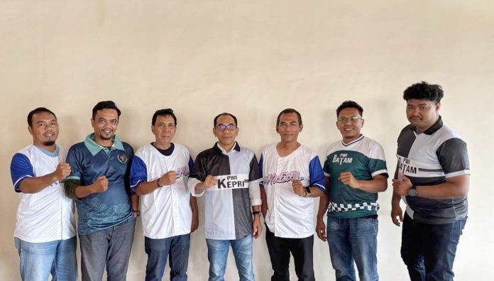 Ketua PWI Kepri Andi Gino, Ketua PWI Batam Agus Bagjana, Sekretaris PWI Batam Tengku Bayu dan pengurus foto bersama usai rapat . Foto : ist