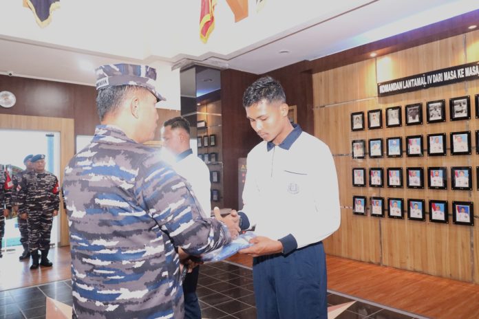 Danlantamal IV Laksamana Pertama TNI Berkat Widjanarko melepas atlet Water Sport. Foto : ist
