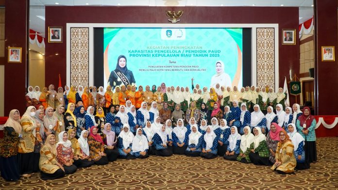 Foto bersama Kunjungan kerja istri Wakil Menteri Pendidikan, Kebudayaan, Riset, dan Teknologi RI Bidang Pendidikan Dasar dan Menengah, Nurul Mazidah Fazar Riza Ulhag. Foto : ist