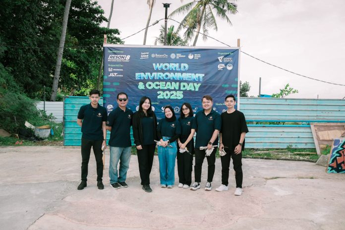 Karyawan Grand Mercure Hotel foto bersama usai bersih-bersih di kawasan Tanjung Uma. Foto ; ist
