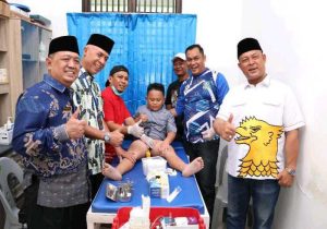 Ketua DPRD Provinsi Kepri Iman Sutiawan bersama perwakilan pemerintah melihat langsung sunatan massal. Foto : tengku bayu