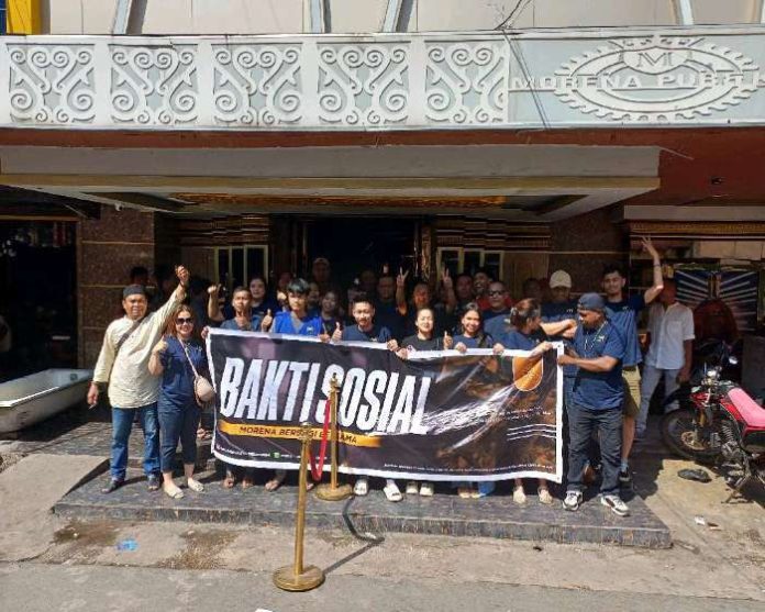Staf Morena Pub and KTV foto bersama usai memberikan sembako ke warga. Foto : tengku bayu