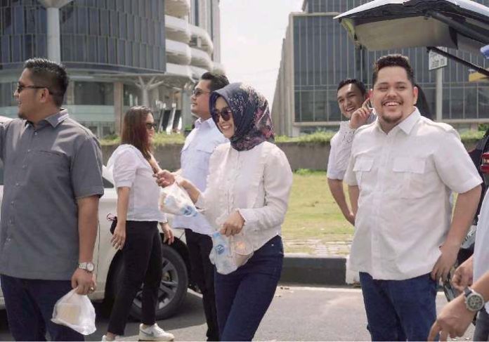 Ketua MPI Provinsi Kepri Susanna bersama jajaran melakukan aksi sosial di seputaran Pollux Habibie. Foto : ist