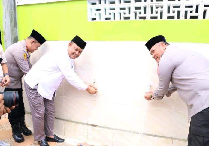 Pembina Ponpes Daarul Hikam Iman Sutiawan dan Kapolda Kepri Irjen Pol Asep Safrudin mencoba air kran. Pemberian tandon dan sanitasi ini dalam rangka HUT Bhayangkara ke-79 Tahun. Foto : tengku bayu