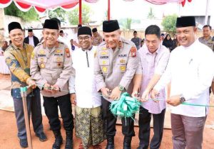 Pemotongan pita oleh Kapolda Kepri Irjen Pol Asep Safrudin,  Pembina Ponpes Daarul Hikam Iman Sutiawan, Kapolresta Barelang Kombes Pol Zaenal Arifin. Foto : tengku bayu