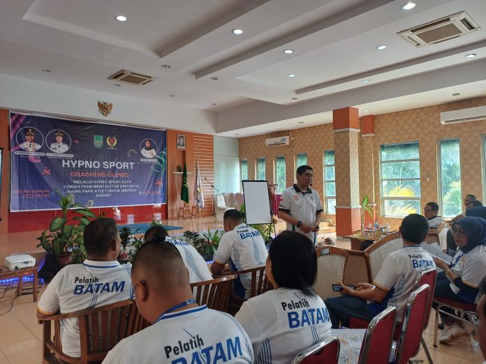 Salah satu narasumber memberikan pembekalan tentang Hypno Sport kepada peserta. Foto : Tengku Bayu