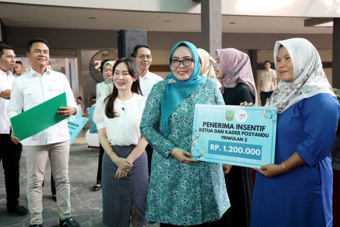 Erlita Amsakar memberikan insentif kepada kader Posyandu secara simbolis dan disaksikan oleh Wakil Walikota Batam Li Claudia Chandra. Foto : ist