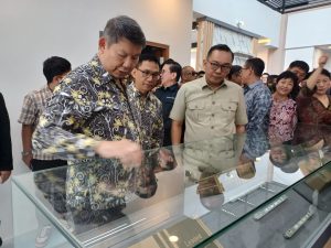 Komisaris Utama Arsari Tambang Hashim S. Djojohadikusumo meninjau PT Solder Tin Andalan Indonesia usai peresmian dan melihat kesiapan pabrik. Foto Tengku bayu