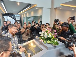 Komisaris Utama Arsari Tambang Hashim S. Djojohadikusumo menandatangani prasasti ditandai dengan peresmian PT Solder Tin Andalan Indonesia. Foto Tengku Bayu.