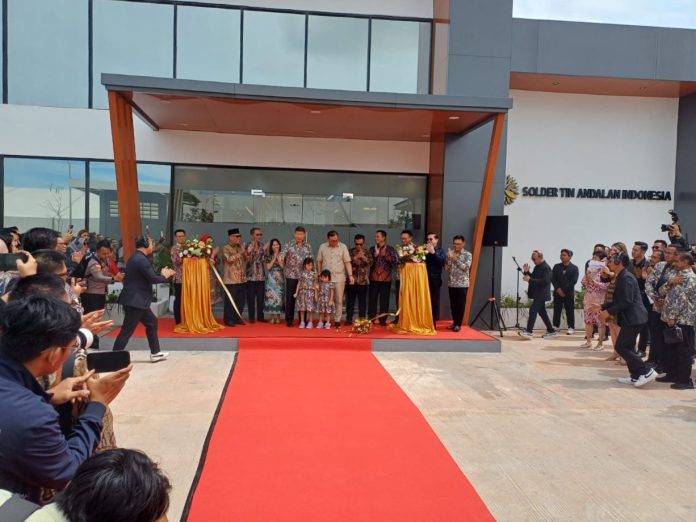 Komisaris Utama Arsari Tambang Hashim S. Djojohadikusumo bersama Gubernur Kepri Ansar Ahmad, Wakil Gubernur Kepri Nyanyang Harris Pratamura, Kepala BP Batam Amsakar Achmad, Wakil Kepala BP Batam Li Claudia Chandra memotong pita ditandai dengan peresmian PT Solder Tin Andalan Indonesia. Foto : Tengku Bayu.
