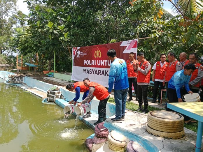 Dalam rangka Hut Bhayangkara, Polda Kepri tebar benih ikan Mas dan Nila di kolam Tibelat Farm. Foto ist