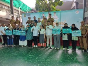 Walikota dan Wakil Walikota Batam Amsakar - Li Claudia Chandra, Wakil Ketua I DPRD Kota Batam Aweng Kurniawan foto bersama dengan penerima insentif kader Posyandu. Foto: Tengku Bayu