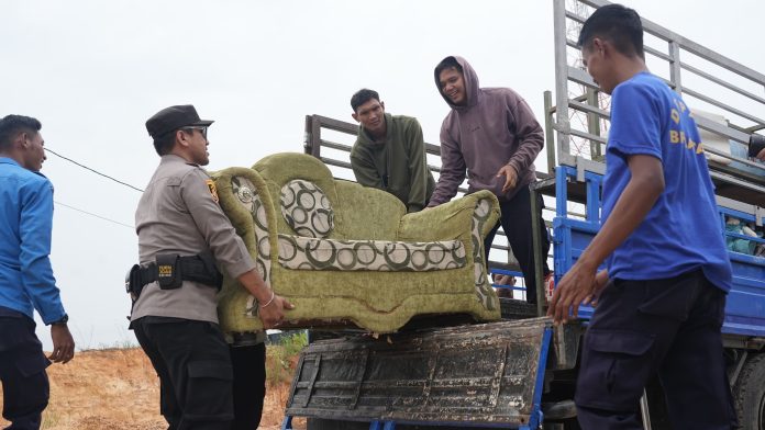 Petugas tengah membantu warga Rempang yang pindah rumah ke relokasi yang baru. Foto : ist