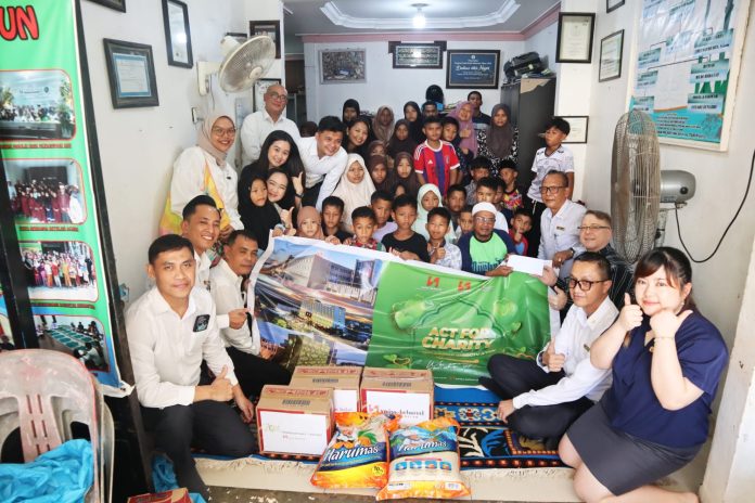 Foto bersama karyawan Swiss-Belhotel dengan anak-anak panti asuhan Qurrotu A’Yin. Foto : Swiss-Belhotel 