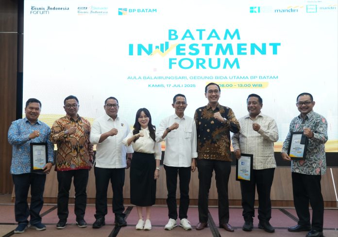 Dorong Optimisme Iklim Investasi Amsakar - Li Claudia Buka Batam Investment Forum 2025. Foto : BP Batam