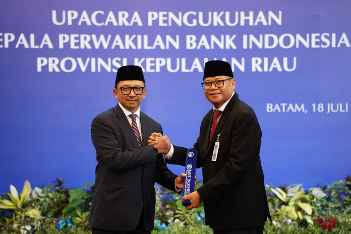 Deputi Gubernur Bank Indonesia (BI), Juda Agung salam komando dengan Rony Widijarto Kepala Perwakilan BI Kepri usai pengukuhan. Foto : BI Kepri