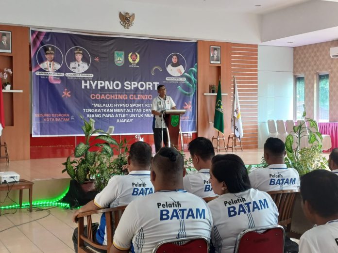 Kepala Dinas Pemuda Olahraga Kota Batam Zulkarnain saat pidato dihadapan peserta Hypno Sport. Foto : Tengku Bayu