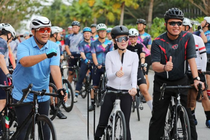 Wakil Kepala BP Batam Li Claudia Chandra dan Kapolda Kepri Irjen Pol Asep Safrudin gowes bersama. Foto : ist