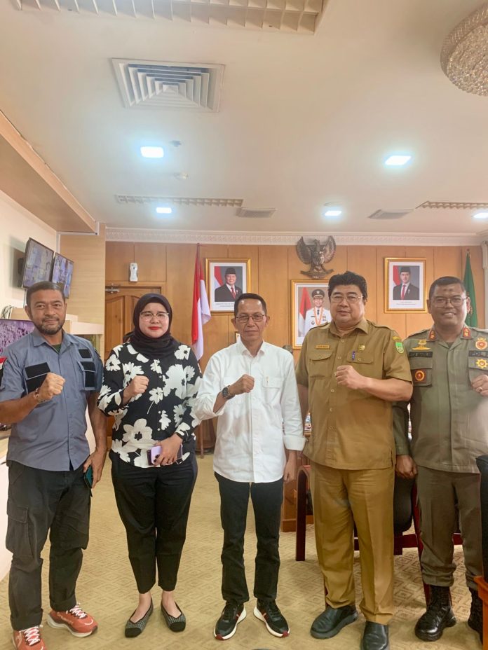 Ketua Umum KONI Batam Rani Rafitriyani, Sekretaris Umum KONI Batam Helmi Hatta audensi dengan Walikota Batam Amsakar Achmad untuk pelaksanaan Porkot VI tahun 2025. Foto : ist