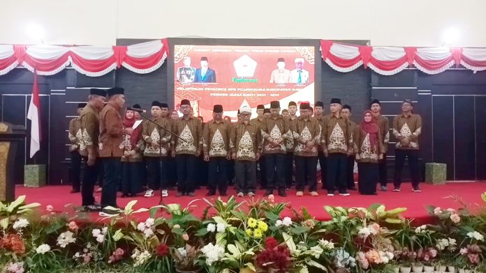 Ketua DPW PKB Pujakesuma Provinsi Kepulauan Riau, Hendrik melantik Ketua Pujakesuma Karimun. Foto: ist