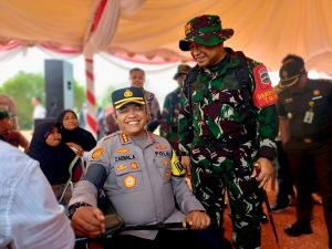 Kapolresta Barelang Kombes Pol Zaenal Arifin memeriksa kesehatan serangkaian acara pembukaan TMMD. Dan langsung disaksikan Dandim 0316 Bayam Letkol Arh Yan Eka Putra. Foto: Tengku Bayu