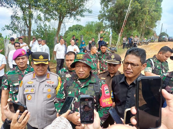 Dandim 0316/Batam Letkol Arh Yan Eka Putra didampingi Kapolresta Barelang Kombes Pol Zaenal Arifin memberikan penjelasan pers tentang TMMD tahun 2025. Foto : Tengku Bayu