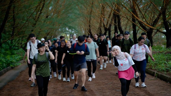 Peserta “Ruck Strong, Live Strong” berjalan sambil membawa ransel berbobot ringan sekaligus menikmati suasana sore yang menyegarkan. Foto : ist 