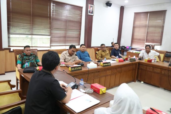 Komisi I DPRD Kota Batam menggelar Rapat Dengar Pendapat Umum (RDPU) untuk memediasi persoalan perlindungan konsumen yang melibatkan warga bernama Canginih, dengan pihak PT Agung Auto Mall Batam. Foto : ist