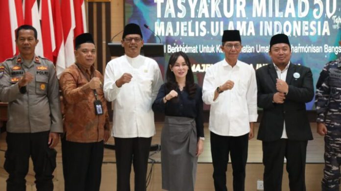 Ketua DPRD Kota Batam, Haji Muhammad Kamaluddin, Wali Kota Amsakar Achmad, Wakil Wali Kota Li Claudia Chandra, serta sejumlah unsur Forum Koordinasi Pimpinan Daerah (Forkopimda) Kota Batam Hadiri Tasyakuran Milad ke-50 MUI Kota Batam. Foto : ist