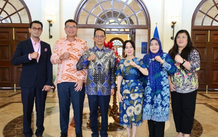 Kepala BP Batam, Amsakar Achmad, Wakil Kepala BP Batam, Li Claudia Chandra menghadiri undangan Konsulat Jenderal Singapura untuk Batam, Gavin Ang dalam rangkaian kunjungan kerja di Singapura. Foto : ist