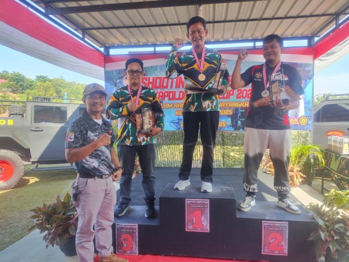Ketua Perbakin Kota Batam Wanto bersama Juara Shooting Competition Kapolda Kepri Cup 2025. Minggu(22/06/25)