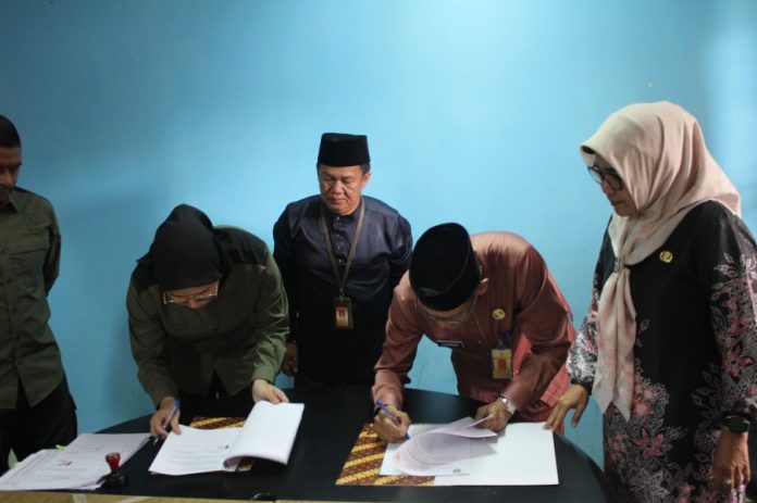 Kepala Dinas Pemuda dan Olahraga Zulkarnain dan Ketua Umum KONI Kota Batam Rani Rafitriyani menandatangani NPHD, Kantor Dispora Kota Batam 29/04/25.