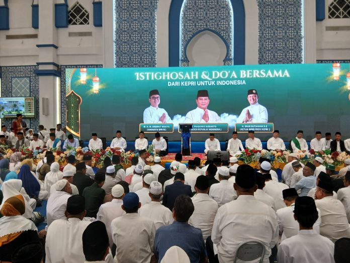 Ketua DPRD Provinsi Kepri, Iman Sutiawan, Anggota DPR RI Dapil Kepri HM Endipat Wijaya, Wakil Menteri Agama RI KH Romo R Muhammad Syafi’i, Walikota sekaligus Kepala BP Batam Amsakar Achmad, Wakil Gubernur Kepri Nyanyang Harris Pratamura hingga sejumlah pejabat Forkopimda Kepri dan Batam dan Kabupaten atau Kota se Provinsi Kepri. Foto : Tengku Bayu