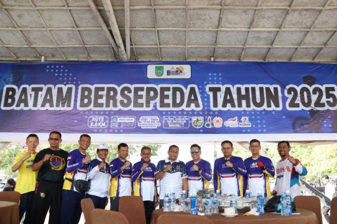 Komandan Pangkalan Udara (Lanud) Hang Nadim Batam Letkol Pnb Hendro Sukamdani, M.Tr.Opsla bersama jajaran Forkopimda Batam turut ambil bagian dalam kegiatan Batam Bersepeda 2025 yang digelar di Dataran Engku Putri, Batam, Minggu (25/5/2025). (ist)
