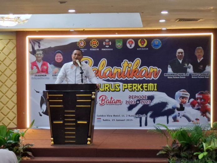 Wakil Ketua I KONI Batam, Rinaldi Samjaya saat memberi sambutan pada pelantikan pengurus Perkemi Batam, Sabtu (25/01/25) di Golden View Hotel Batam. (ist)