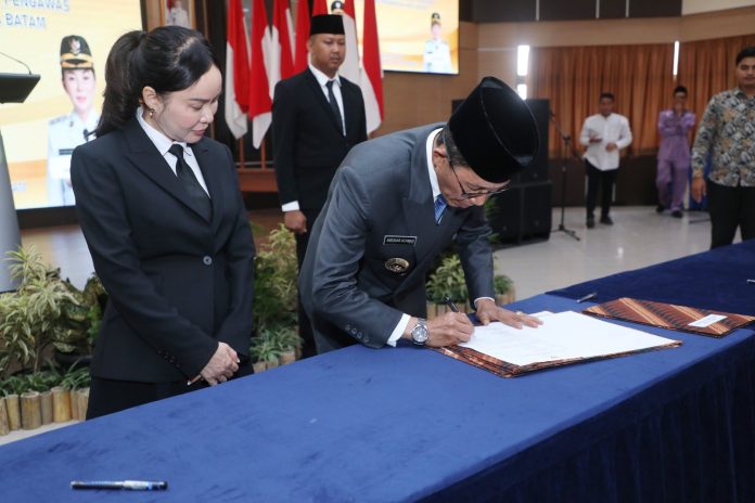 Wali Kota Batam, Amsakar Achmad, melantik dan mengambil sumpah jabatan Penjabat Sekretaris Daerah (Sekda), Pejabat Administrator, serta Pejabat Pengawas di lingkungan Pemerintah Kota Batam, di Kantor Wali Kota Batam. Wakil Wali Kota Batam, Li Claudia Chandra juga hadir mendampingi Amsakar. Foto : ist