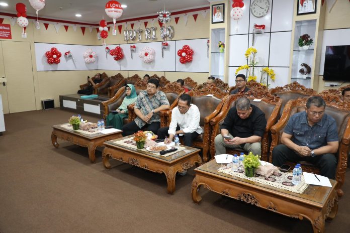 Wali Kota Batam, Amsakar Achmad, menghadiri Rapat Koordinasi (Rakor) bersama Menteri Dalam Negeri (Mendagri), Tito Karnavian, melalui zoom di Kantor Wali Kota Batam. Foto : ist