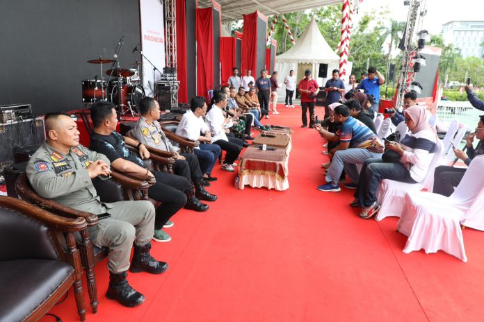 Walikota Batam Amsakar Achmad, Wakil Walikota Batam Li Claudia Chandra bersama Forkompinda menggelar konfrensi pers terkait penundaan pesta rakyat. Foto : ist
