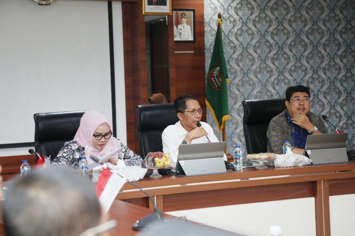 Wali Kota Batam, Amsakar Achmad, bersama Ketua TP PKK Kota Batam, Erlita Sari Amsakar pimpin rapat persiapan Jambore Kader PKK Tahun 2025. Foto : ist
