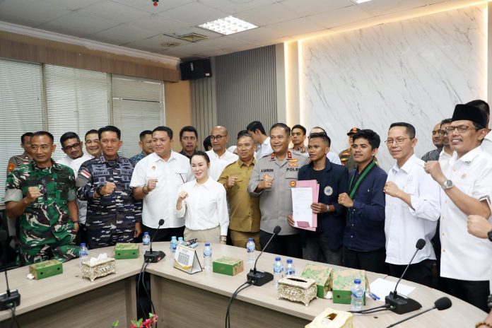Wali Kota Batam Amsakar Achmad didampingi Wakil Wali Kota Li Claudia Candra menerima kehadiran perwakilan mahasiswa untuk melakukan audiensi di Ruang Rapat Kantor DPRD Kota Batam. Turut hadir Kapolda Kepri, Asep Safrudin, Wakil Gubernur Kepri, Nyanyang Haris Pratamura, Ketua DPRD Kota Batam, Muhammad Kamaluddin, serta jajaran Forum Koordinasi Pimpinan Daerah (Forkopimda) Provinsi dan Kota. Foto : ist