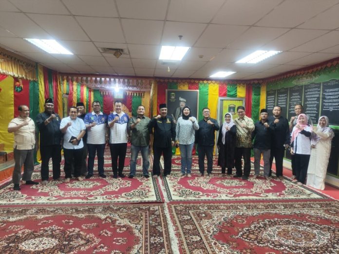 Foto bersama Pengurus KONI Batam & Pengurus LAM Batam