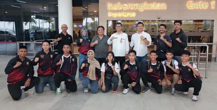 Kadispora Batam, Zulkarnain bersama pengurus dan atlet Forki saat berangkat ke Kuala Lumpur, Selasa (23/04/25). (ist)